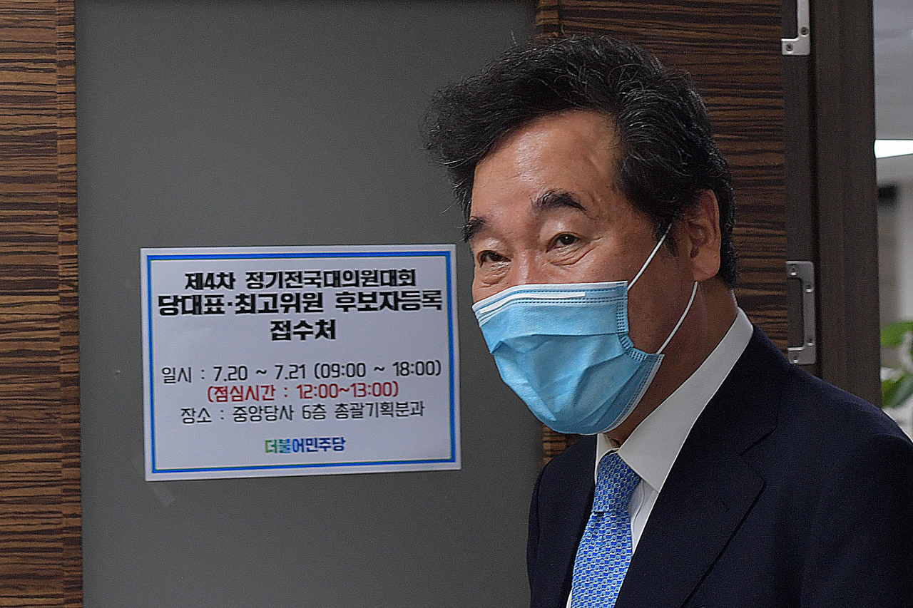 더불어민주당 이낙연 의원이 20일 오전 서울 여의도 더불어민주당 당사에서 당 대표 후보 등록을 하고 있다. [연합]