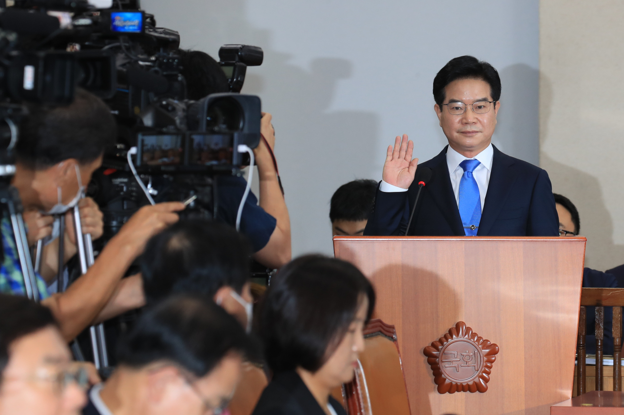 김창룡 경찰청장 후보자가 20일 오전 서울 여의도 국회에서 열린 인사청문회에서 선서하고 있다. [연합]