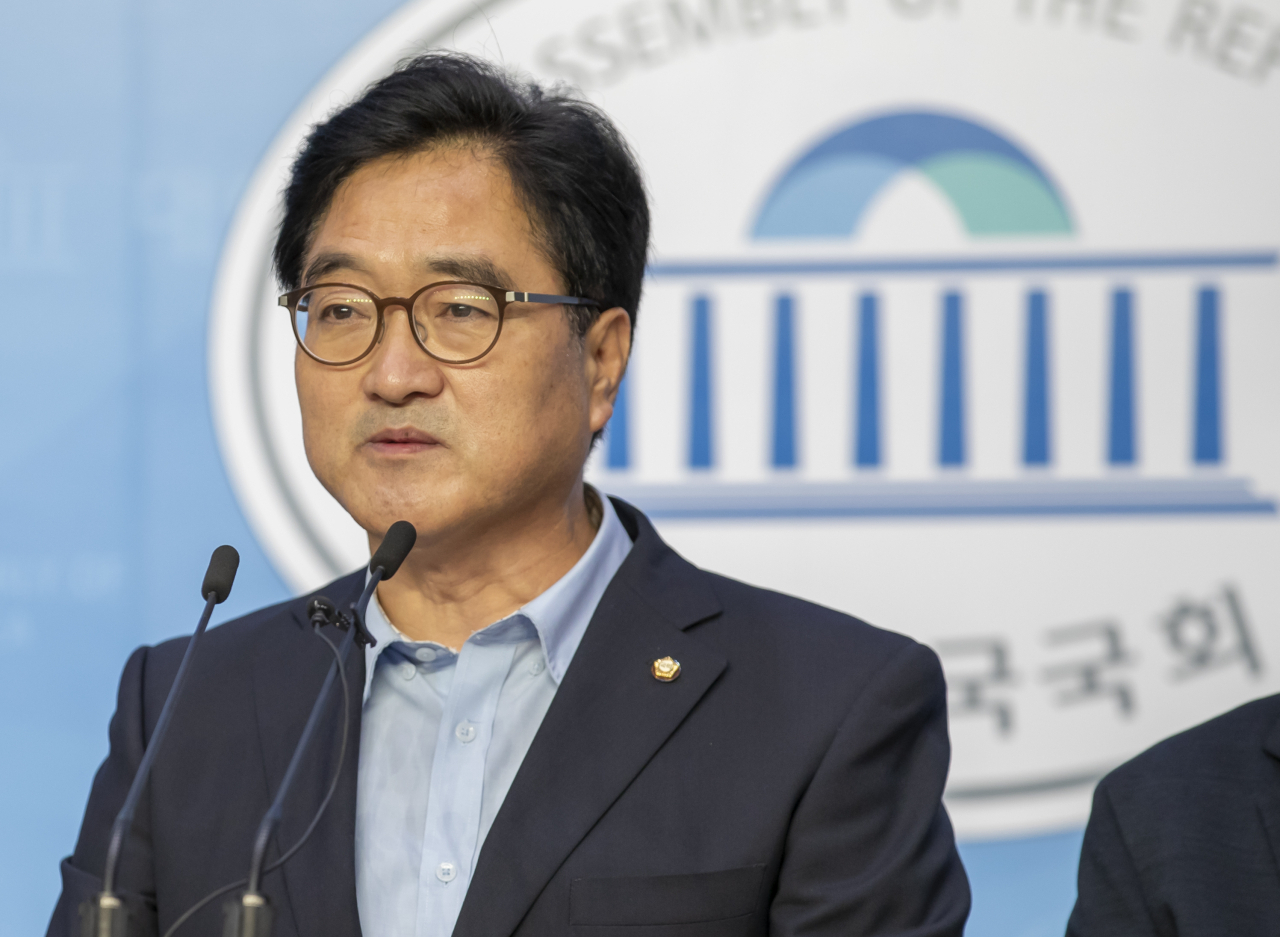 우원식 더불어민주당 의원이 13일 오후 국회 소통관에서 열린 코로나19 국난극복 위한 자영업자 교육·의료·임대료 세액감면법 발의 기자회견에서 발언하고 있다. [연합]