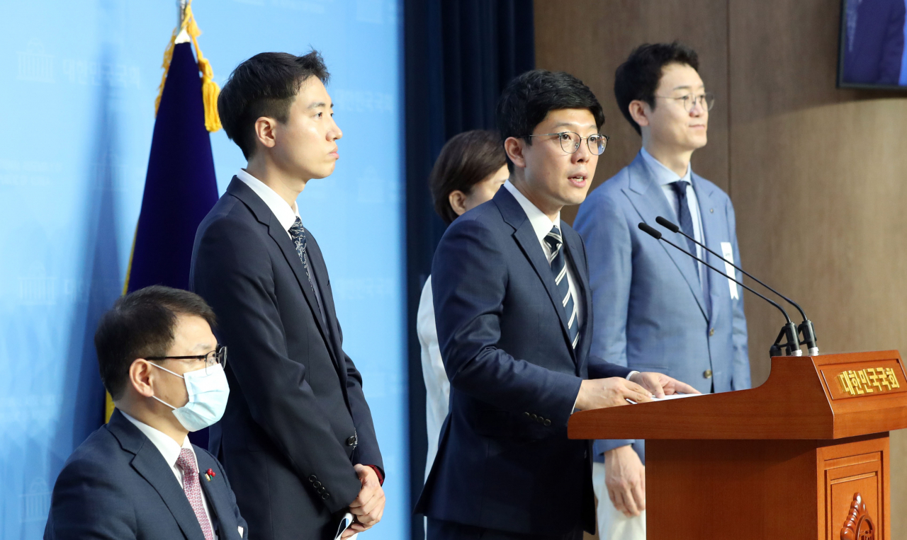 김병민 위원장 등 미래통합당 정강정책개정특위 위원들이 20일 오전 서울 여의도 국회 소통관에서 특위 활동사항 대국민보고 기자회견을 하고 있다. [연합]