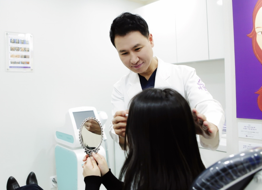 보톡스의 유지 기간은 사람마다 약간의 차이는 있지만 보통 3~6개월 정도로 유지 기간을 늘리기 위해서는 다른 시술과 복합적으로 진행하거나 주기적인 시술이 도움이 된다.