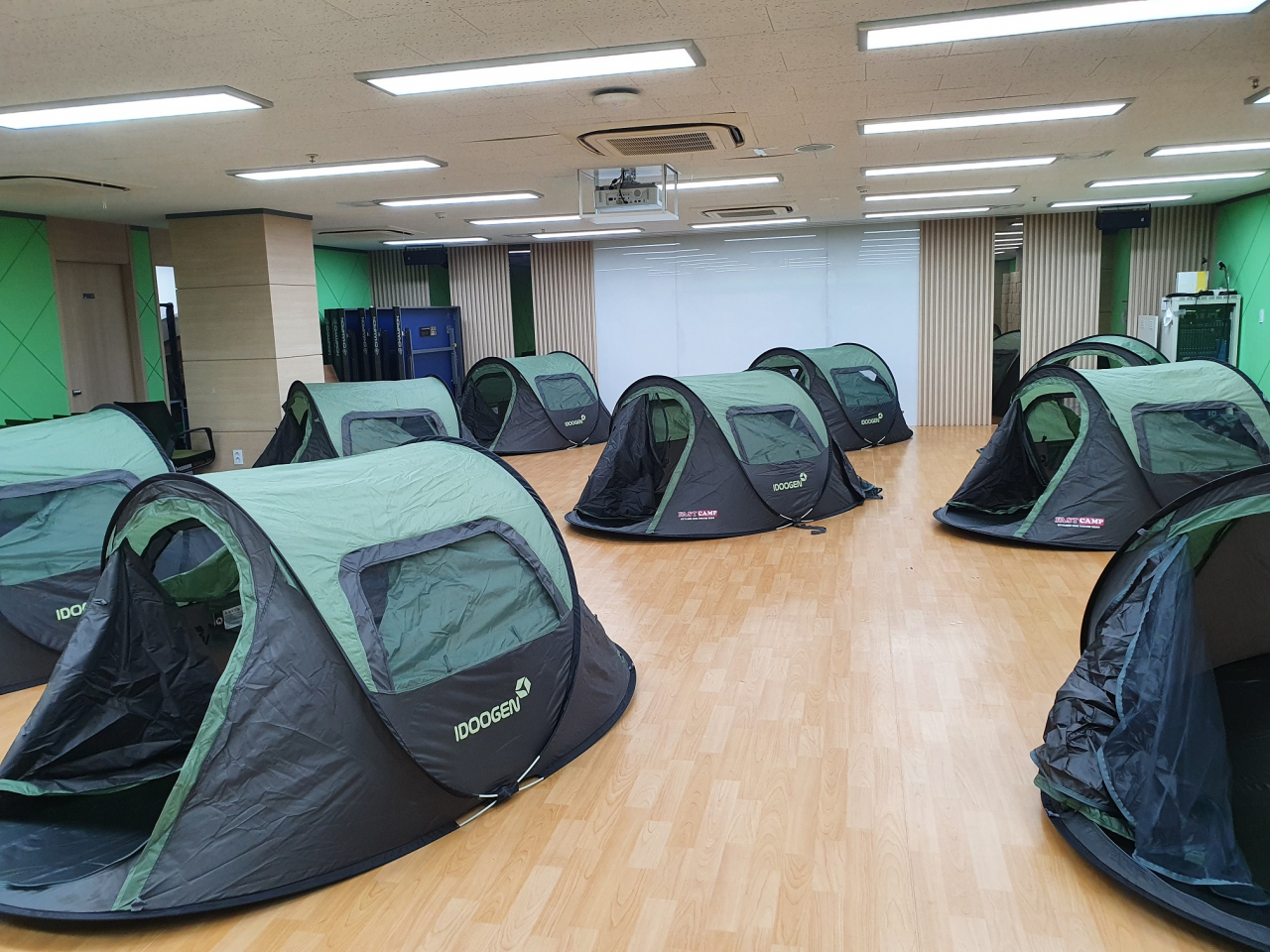 강동구청에 설취된 야간쉼터 텐트 모습. [강동구 제공]