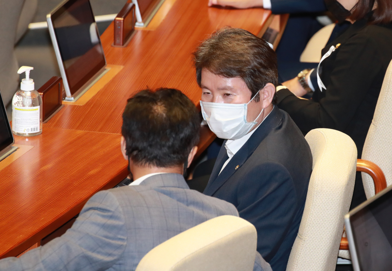 이인영 통일부장관 후보자는 20일 한미 워킹그룹과 관련해 한계도 있지만 순기능도 있다고 밝혔다. 이 후보자는 이날 오전 김태년 더불어민주당 원내대표의 교섭단체 대표연설을 듣기 위해 국회 본회의장에 출석했다. [연합]