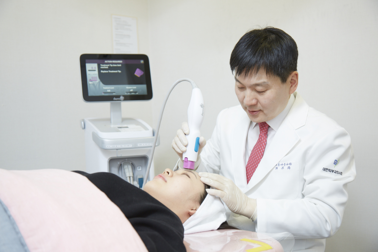 아름다운나라피부과 이상준 박사가 써마지FLX로 이마 주름 치료를 하고 있다.