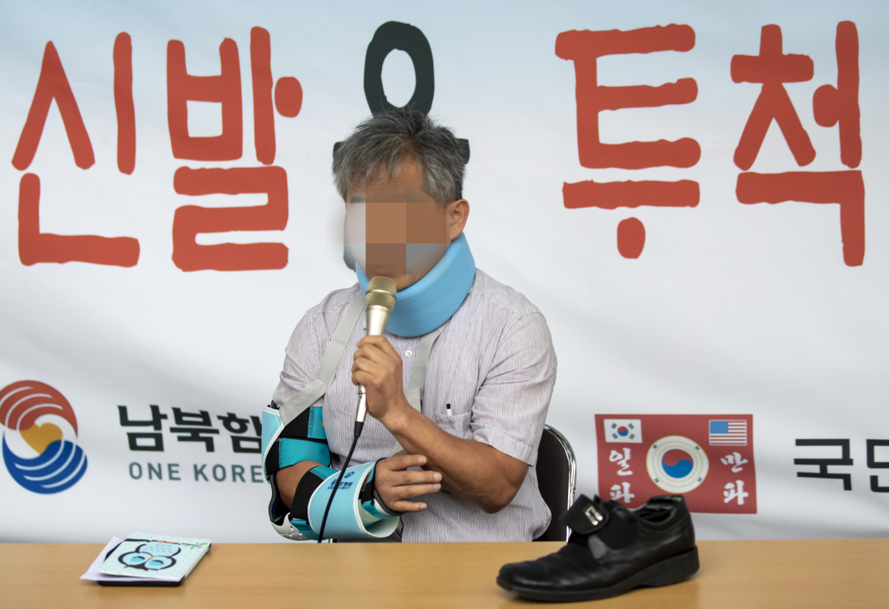 [사진=국회를 방문한 문재인 대통령을 향해 신발을 벗어 던진 정창옥 씨가 20일 오후 서울 동화면세점 앞에서 시민과의 대화를 하고 있다] [연합]