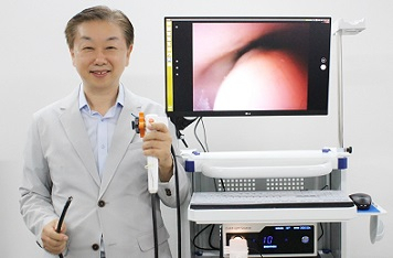 옵티메드 김헌태 대표가 양산을 앞둔 '일회용 위 내시경' 장비를 소개하고 있다. [옵티메드 제공]