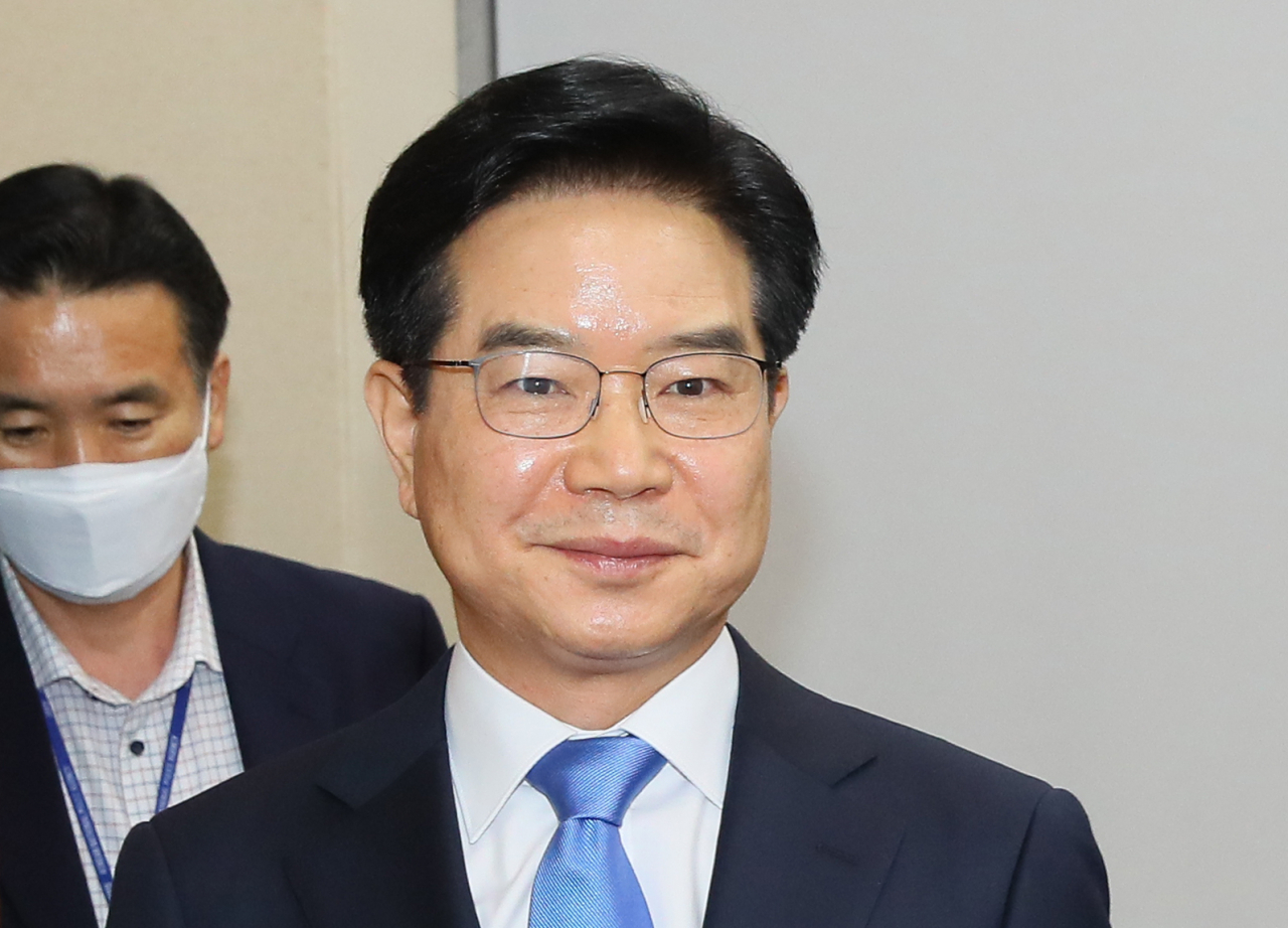 김창룡 경찰청장 후보자가 지난 20일 국회 행정안전위원회에서 열린 인사청문회에서 질의가 끝난 뒤 청문회장을 나서며 미소짓고 있다. [연합]