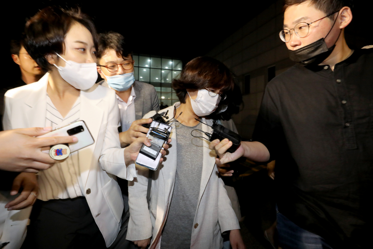 고(故) 박원순 전 서울시장의 성추행 의혹을 가장 먼저 인지한 것으로 알려진 임순영(오른쪽 두 번째) 서울시 젠더특보가 21일 새벽 조사를 마친 후 서울 성북경찰서를 나서고 있다. [연합]