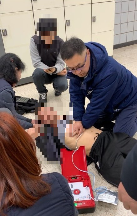 지난해 3월 7호선 철산역에서 갑자기 쓰러진 환자에게 심폐소생술을 실시하고, 자동심장충격기를 사용 중인 공사 직원(정수헌 부역장). 정 부역장은 적절한 조치로 환자의 생명을 구해낸 공로를 인정받아 서울시로부터 ‘2019서울교통문화상‘ 대상을 수상했다. [서울교통공사 제공]