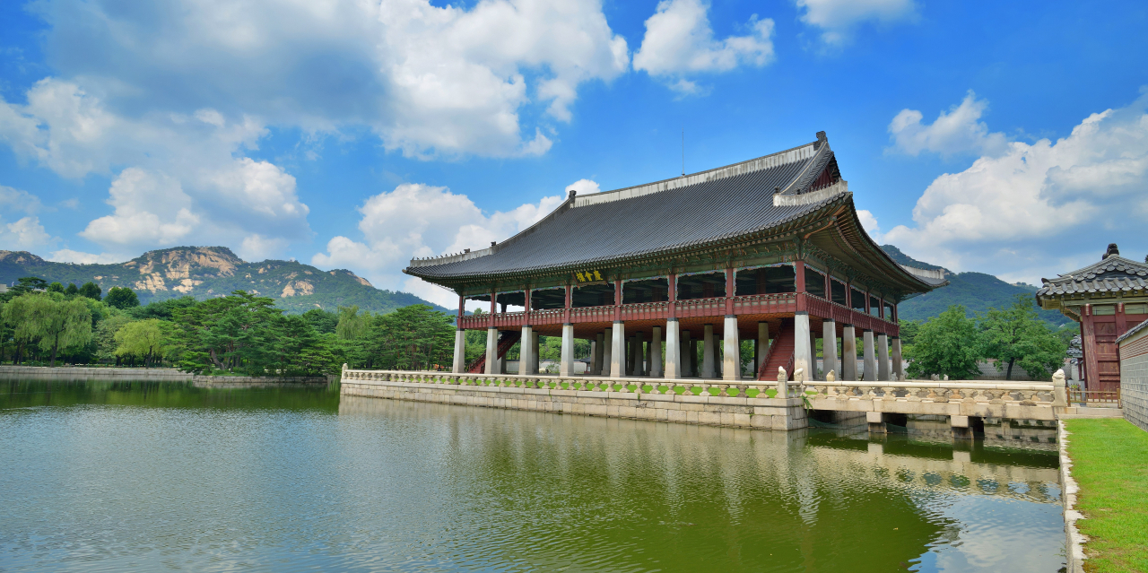 경복궁 경회루의 여름
