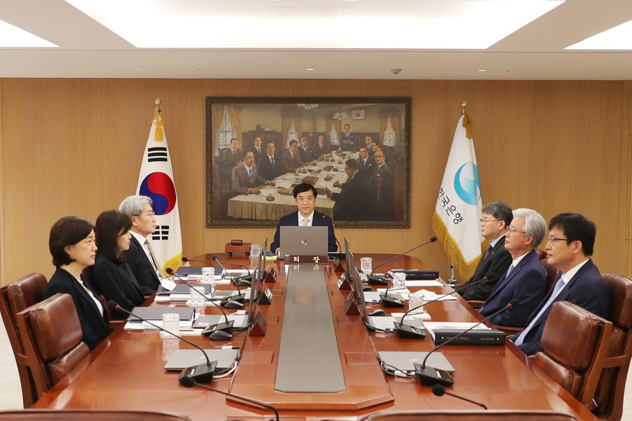 한국은행 금융통화위원회가 지난 16일 서울 중구 한은 본관에서 통화정책방향 결정회의를 개최하고 있다. 가운데 이주열 총재부터 시계방향으로 윤면식 한은 부총재, 조윤제·주상영·서영경·임지원·고승범 위원. [한은 제공]