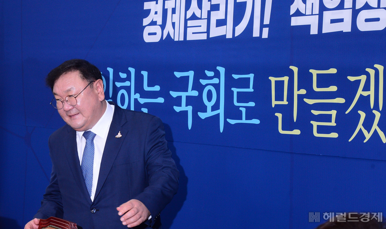 [헤럴드경제=이상섭 기자] 김태년 더불어민주당 원내대표가 여의도 국회에서 열린 원내대책회의에 참석하기 위해 회의실로 들어오고 있다. babtong@heraldcorp.com