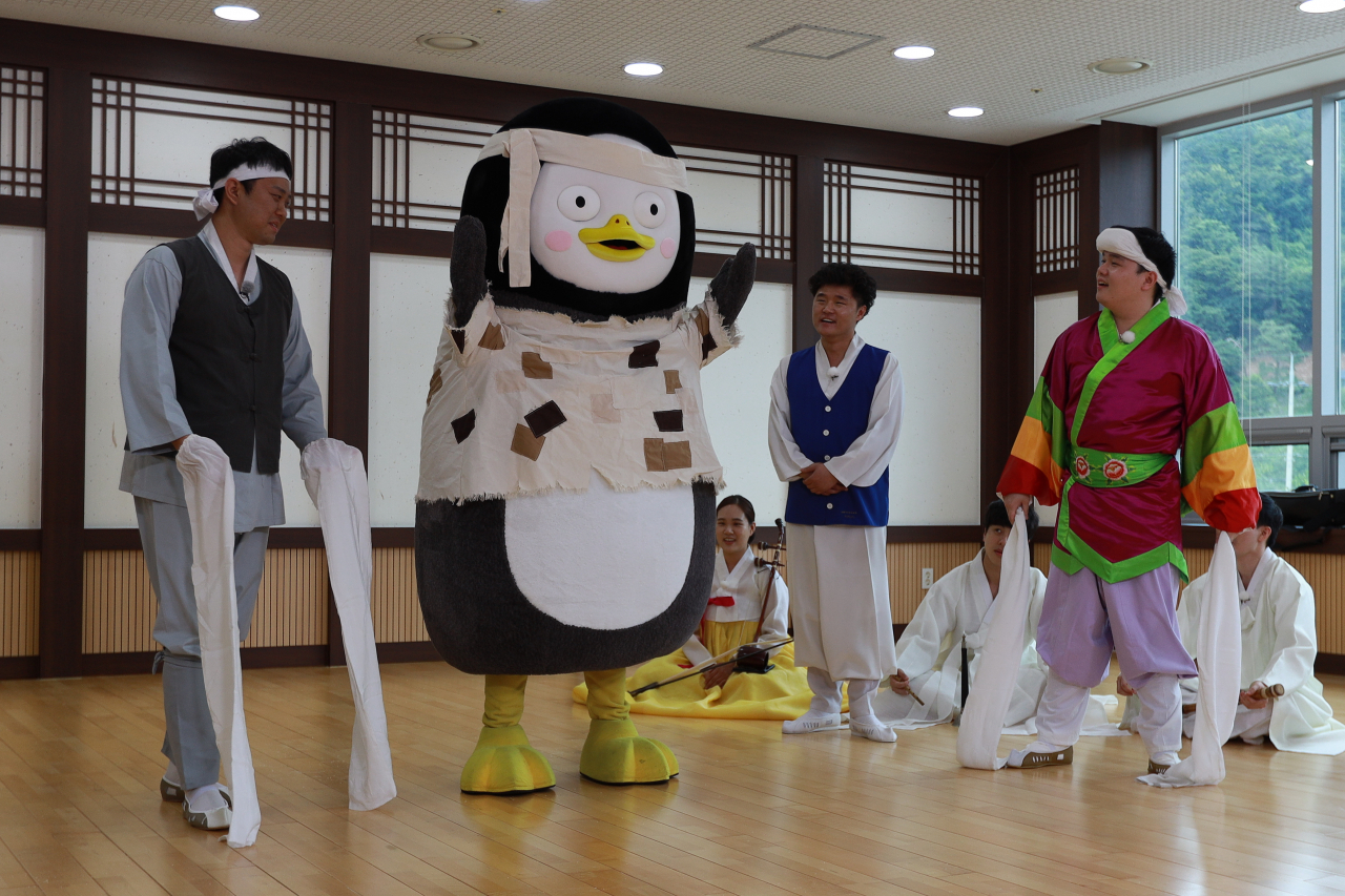 우리나라 무형문화유산을 배우는 펭수