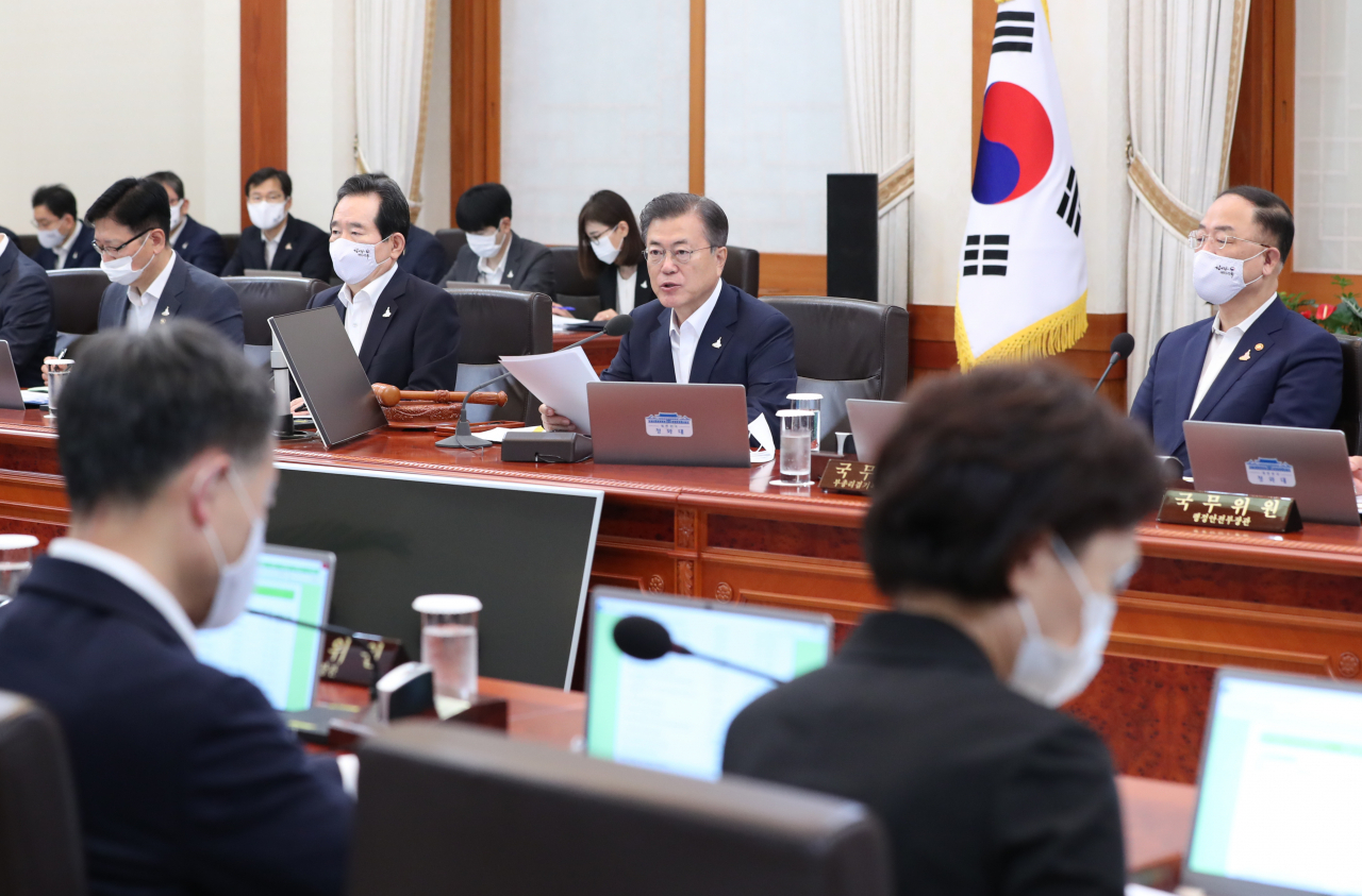 문재인 대통령이 21일 오전 청와대에서 국무회의를 주재하고 있다. [연합]