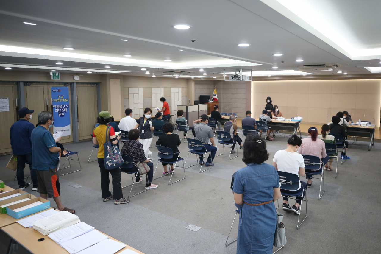 8일 오전 광주 북구 고용복지플러스센터에서 긴급 고용안정지원금을 신청을 상담받으려는 시민들이 순서를 기다리고 있다. 연합뉴스