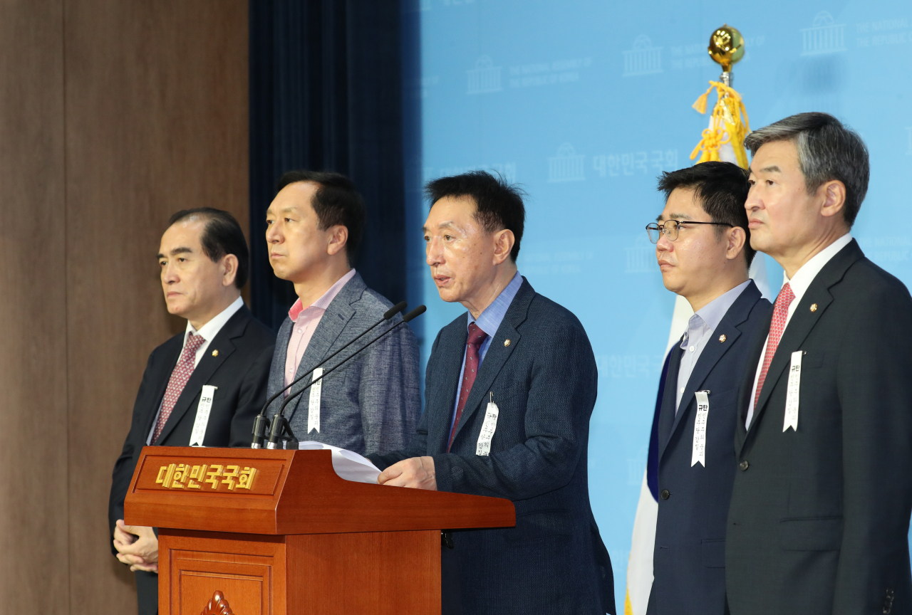 국회 외교통일위원회 태영호·김기현·김석기·지성호·조태용 미래통합당 의원이 21일 오전 서울 여의도 국회 소통관에서 이인영 통일부 장관 후보자 인사청문회 자료 제출 부실 관련 기자회견을 열고 야당의 자료 제출 요구에 성실히 임할 것을 촉구하고 있다. [연합]