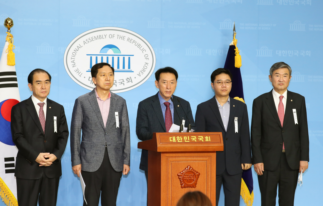 국회 외교통일위원회 태영호·김기현·김석기·지성호·조태용 미래통합당 의원이 21일 오전 서울 여의도 국회 소통관에서 이인영 통일부 장관 후보자 인사청문회 자료 제출 부실 관련 기자회견을 열고 야당의 자료 제출 요구에 성실히 임할 것을 촉구하고 있다. [연합]