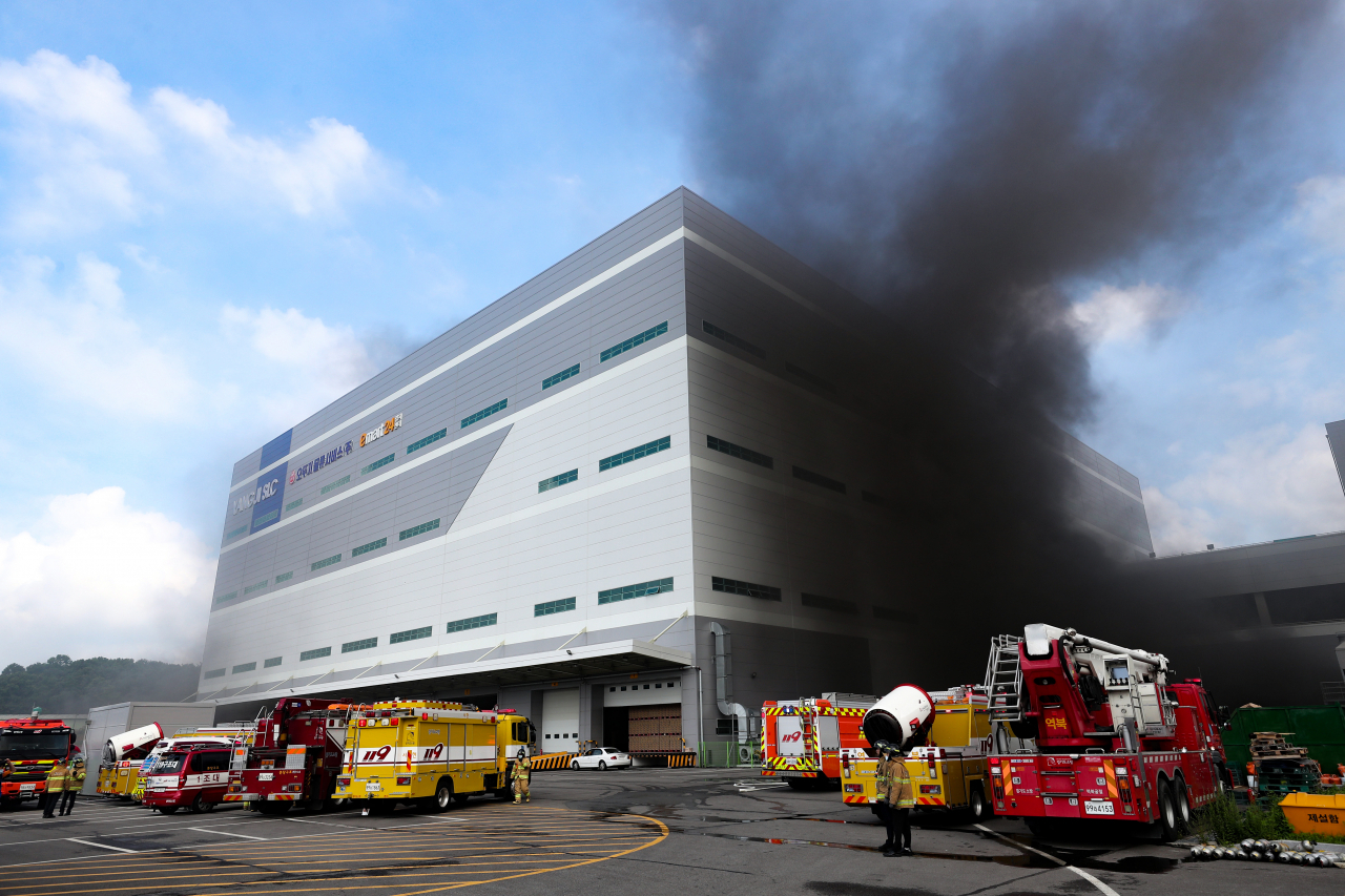 21일 오전 경기 용인시 처인구 양지면 제일리 SLC물류센터에서 불이 나 소방관들이 진화 작업을 하고 있다. [연합]