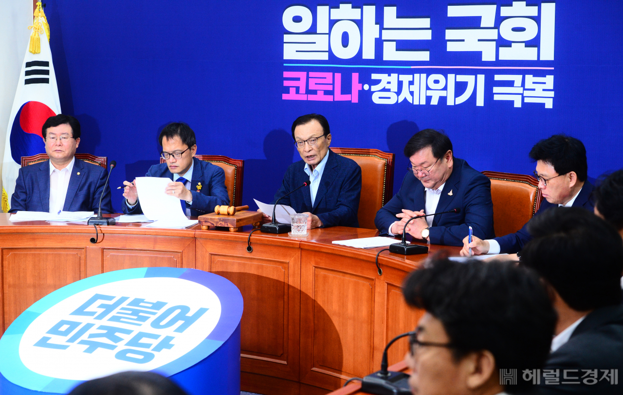 더불어민주당 이해찬 대표가 15일 오전 서울 여의도 국회에서 열린 최고위원회의에서 발언하고 있다. 박해묵 기자
