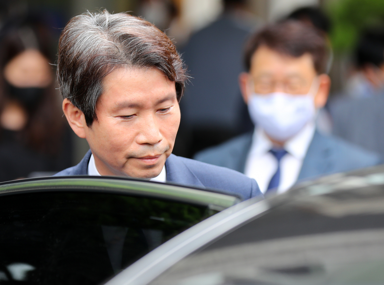 이인영 통일부장관 후보자는 21일 서울 삼청동 남북회담본부에서 약식 기자회견을 갖고 통일부의 대담한 변화를 강조했다. 이 후보자가 약식 기자회견을 마치고 이동하기 위해 차량에 오르고 있다. [연합]