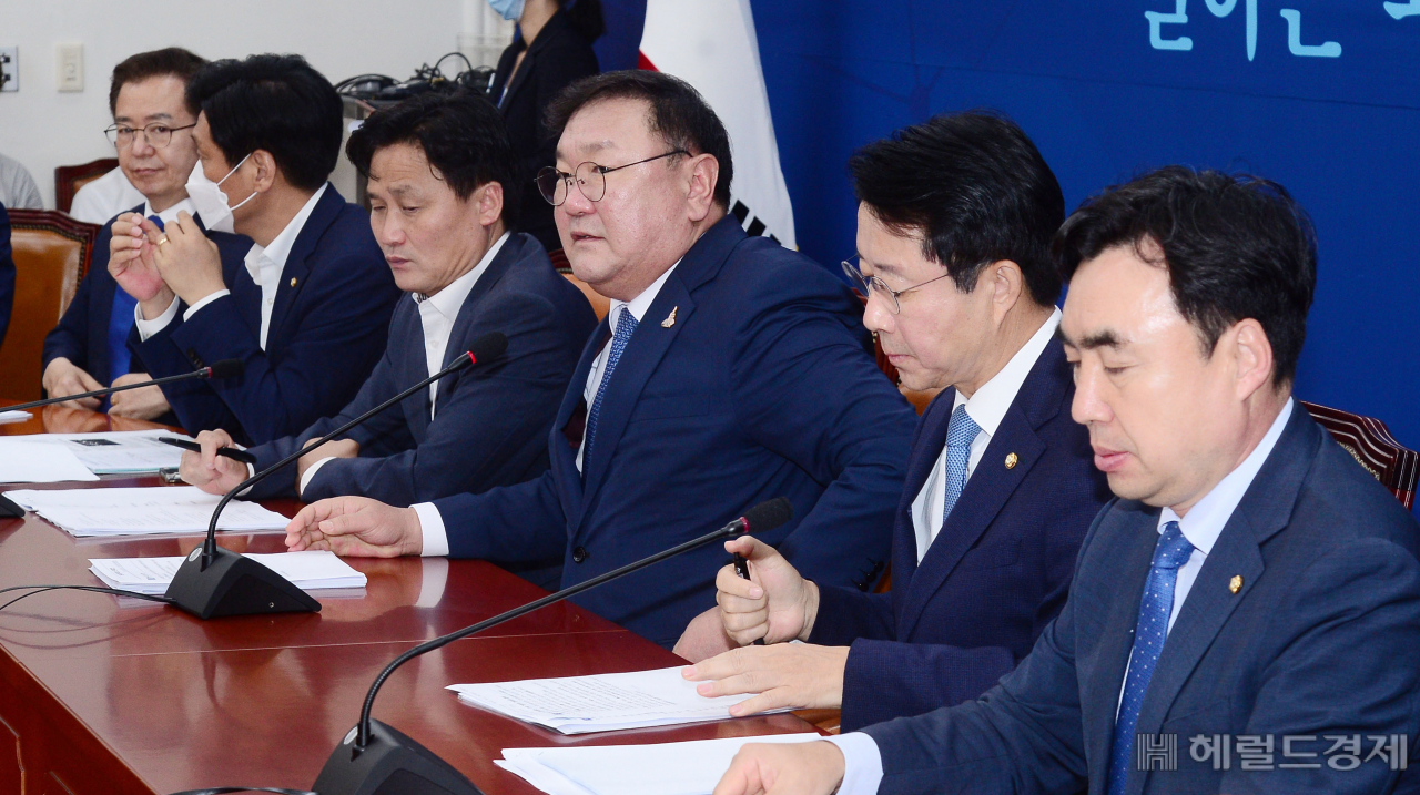 [헤럴드경제=이상섭 기자] 더불어민주당 김태년 원내대표가 21일 오전 서울 여의도 국회에서 열린 원내대책회의에 참석해 현안과 관련한 발언을 하고 있다. babtong@heraldcorp.com