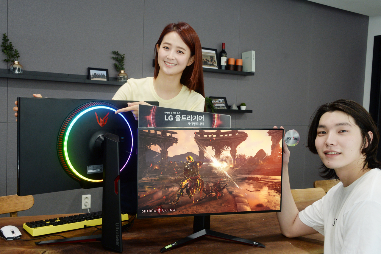 LG 전자 모델이 세계 최초로 4K IPS 패널에 가장 빠른 1ms 응답속도를 갖춘 'LG 울트라기어' 게이밍 모니터 신제품(모델명: 27GN950)을 소개하고 있다. [LG전자 제공]