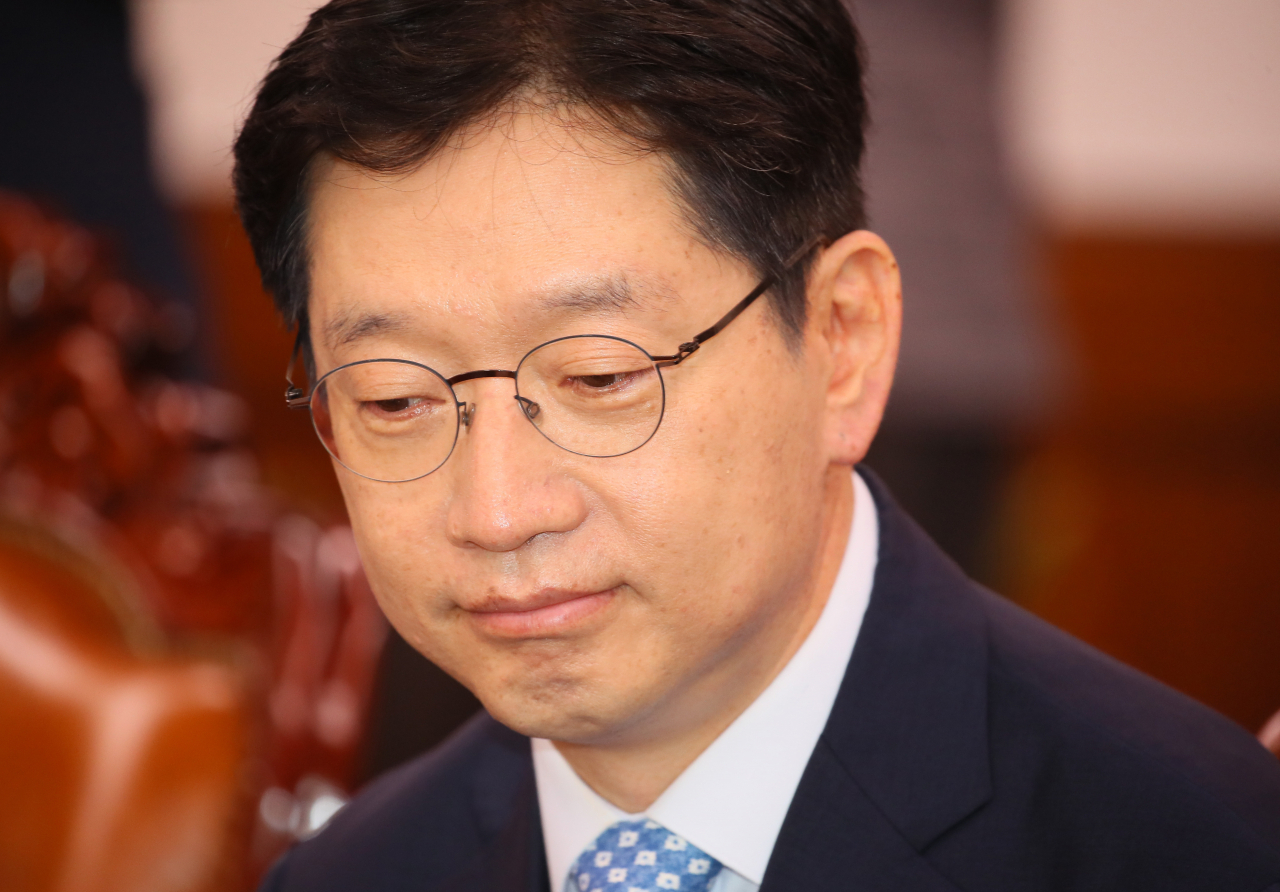 김경수 경남지사가 21일 국회 의장실에서 박병석 국회의장의 인사말을 듣고 있다. [연합]