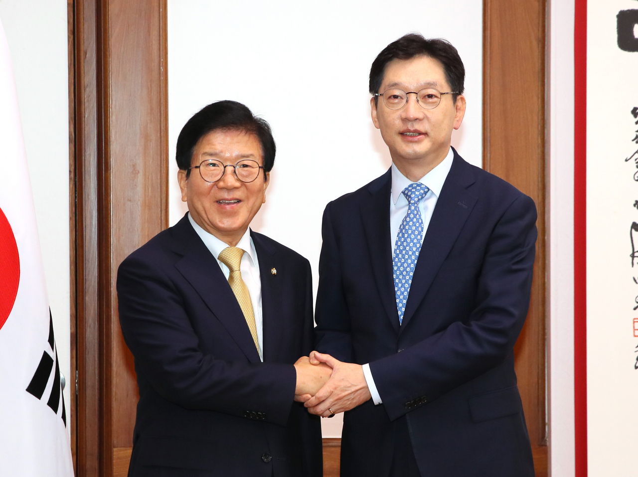 박병석 국회의장이 21일 국회 의장실에서 김경수 경남지사와 악수하고 있다. [연합]