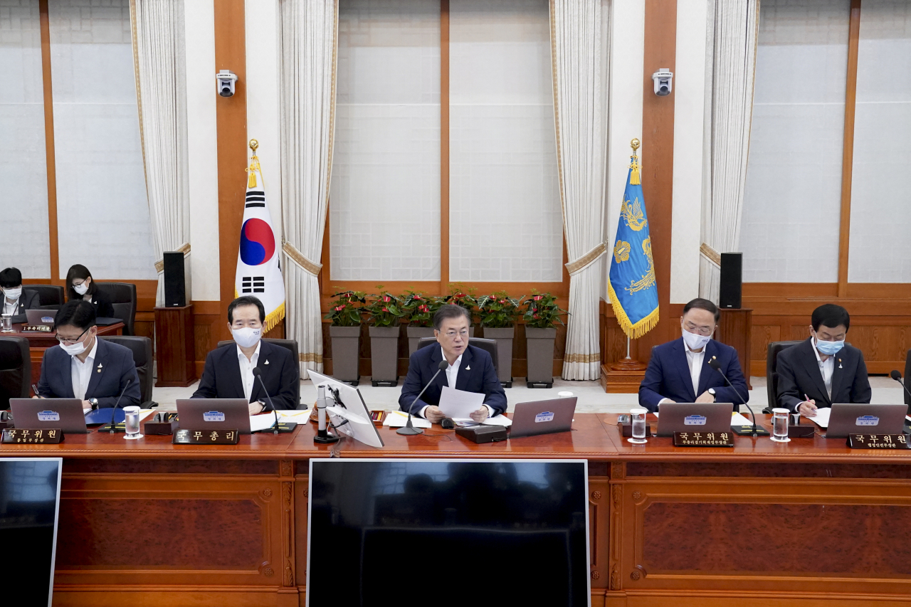 문재인 대통령이 21일 오전 청와대에서 국무회의를 주재하고 있다.[연합]