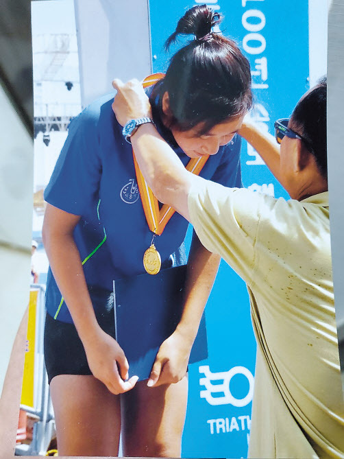 대한체육회(왼쪽 사진). 꿈많던 10대 시절 전국해양스포츠제전에서 금메달을 따냈던 고 최숙현 선수. 박해묵 기자·[연합]