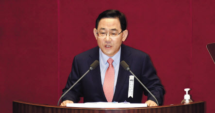 주호영 미래통합당 원내대표가 21일 국회 본회의에서 교섭단체 대표 연설을 하고 있다. 이상섭 기자