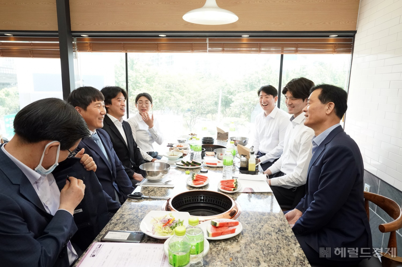 이승로 구청장(오른쪽 줄 맨 앞)이 지난 10일 성북구청 펜싱팀 감독과 선수들과 간담회를 갖고 있다. [성북구 제공]