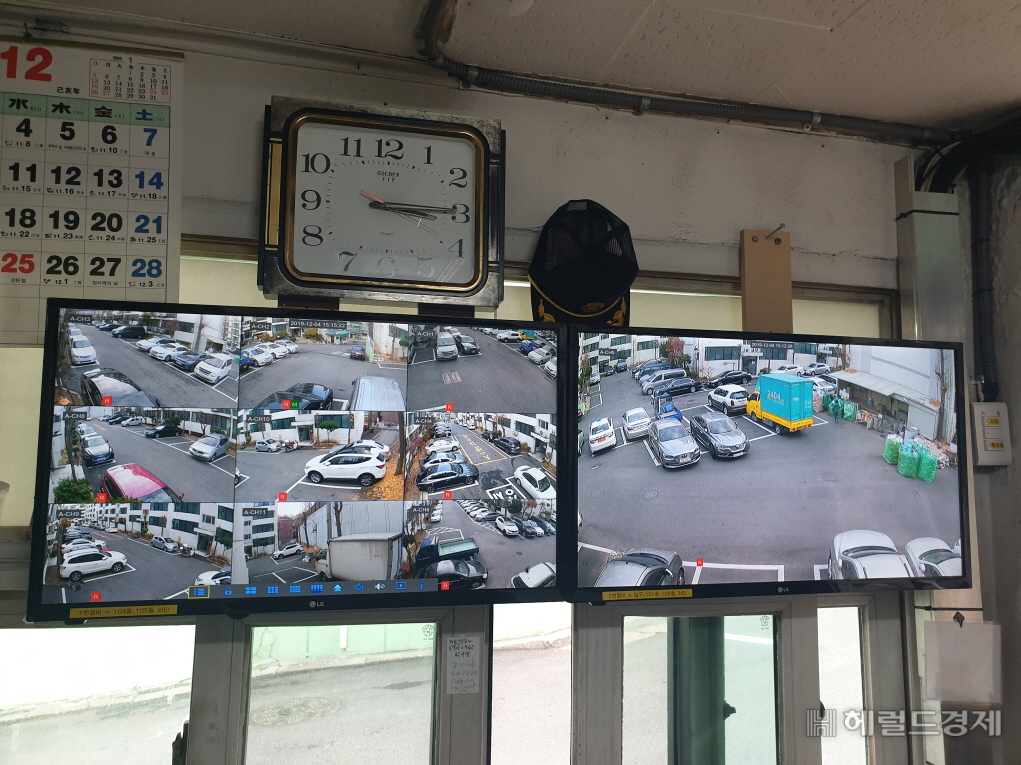 노후 공동주택 관리실에 CCTV 현황판을 설치한 모습. [양천구 제공]