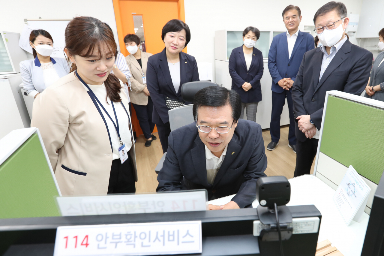KT는 용산구·용산구 치매안심센터와 함께 '인공지능(AI) 교육장'과 'ICT 케어 솔루션'을 활용한 비대면 치매 돌봄 서비스를 시행한다고 21일 밝혔다. 사진은 성장현 용산구청장이 용산구치매안심센터에서 KT 114안부확인서비스를 이용해 치매 독거 어르신의 안부를 확인하는 모습. [KT 제공]