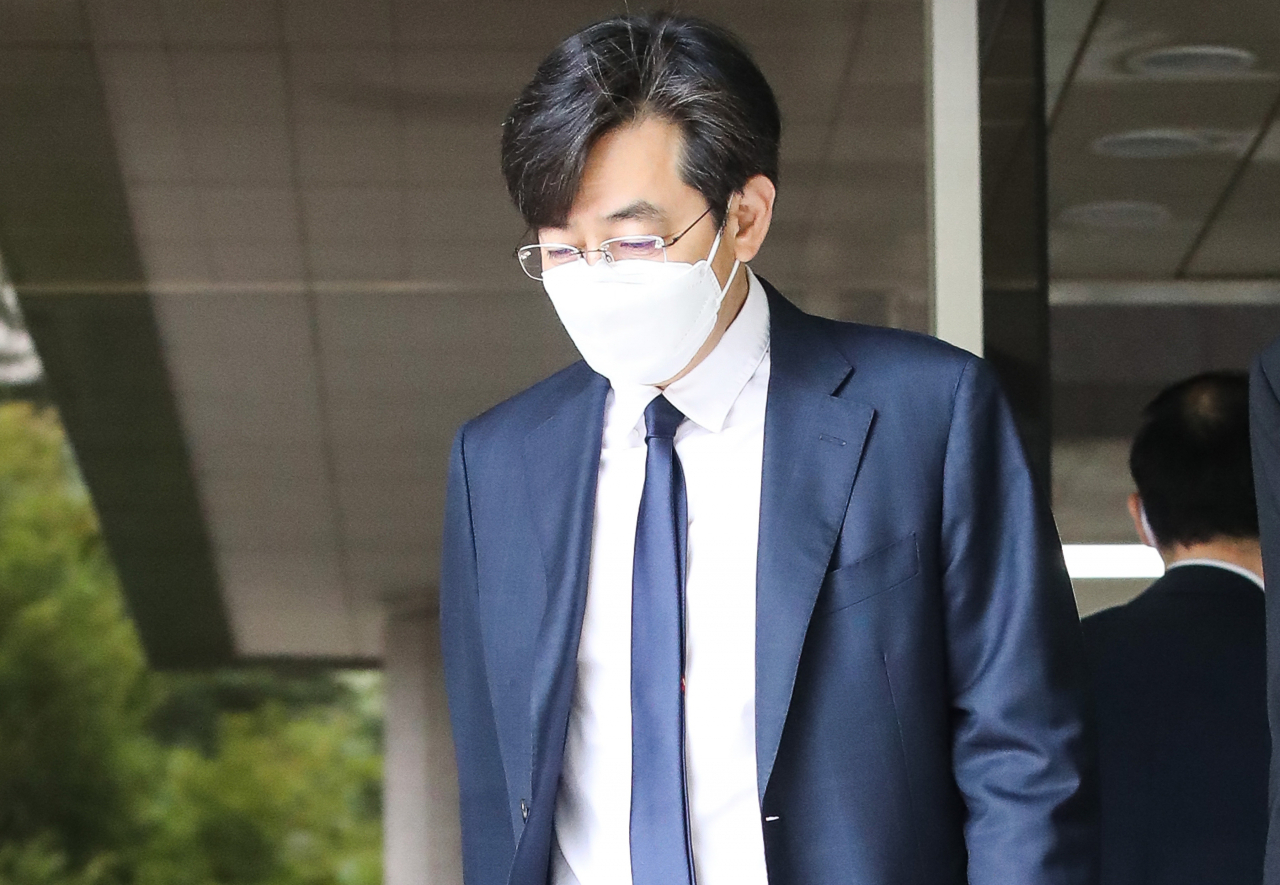 지난해 7월 서울의 한 지하철역에서 휴대전화 카메라로 여성을 몰래 촬영하다 적발된 김성준 전 SBS 앵커가 21일 오전 서울남부지법에서 열린 공판을 마친 뒤 법원을 나서고 있다. [연합]