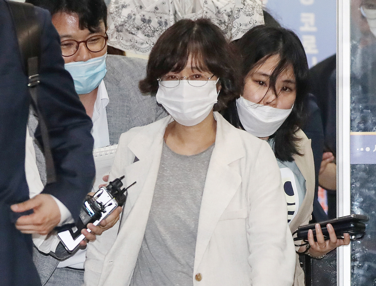 고(故) 박원순 전 서울시장의 성추행 의혹을 가장 먼저 인지한 것으로 알려진 임순영 서울시 젠더특보가 21일 새벽 조사를 마친 후 서울 성북경찰서를 나서고 있다. [연합]
