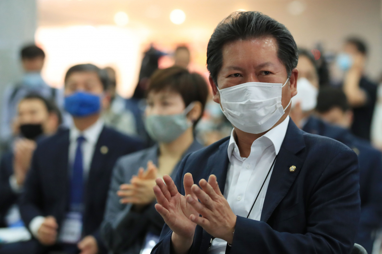정청래 더불어민주당 의원이 8일 오전 서울 여의도 국회 의원회관에서 열린 국회 문화콘텐츠포럼 창립총회에서 박수치고 있다. [연합]