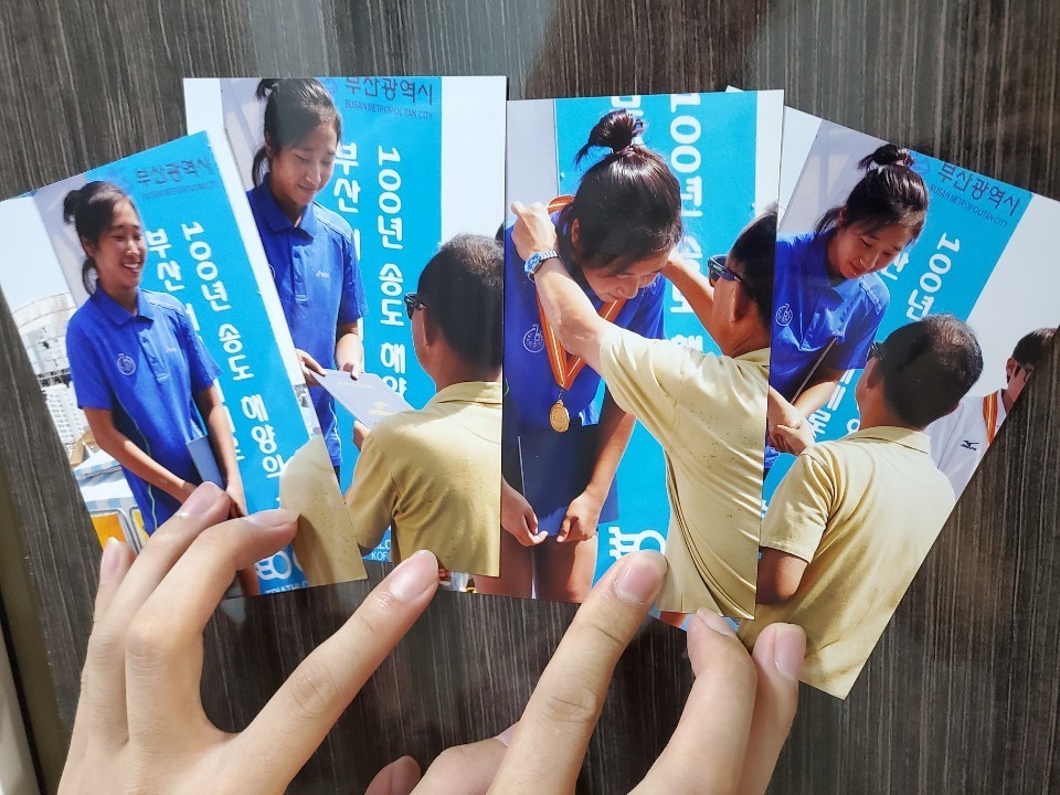 Photos of Choi Sook-hyun, a 22-year-old triathlete who committed suicide late last month, when she won the gold medal at a national-level competition in 2013. The Ministry of Education is launching a nationwide survey on all student athletes to prevent further abuse cases like Choi's in the future. (Courtesy of Choi Sook-hyun's family)