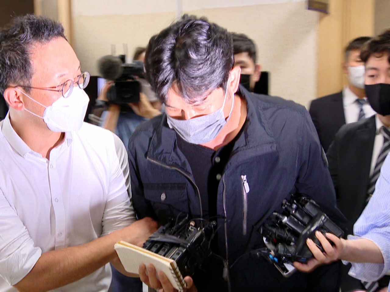 Head coach of Gyeongju City Hall's semi-pro club Kim Gyu-bong exits Daegu District Court on Tuesday. (Yonhap)