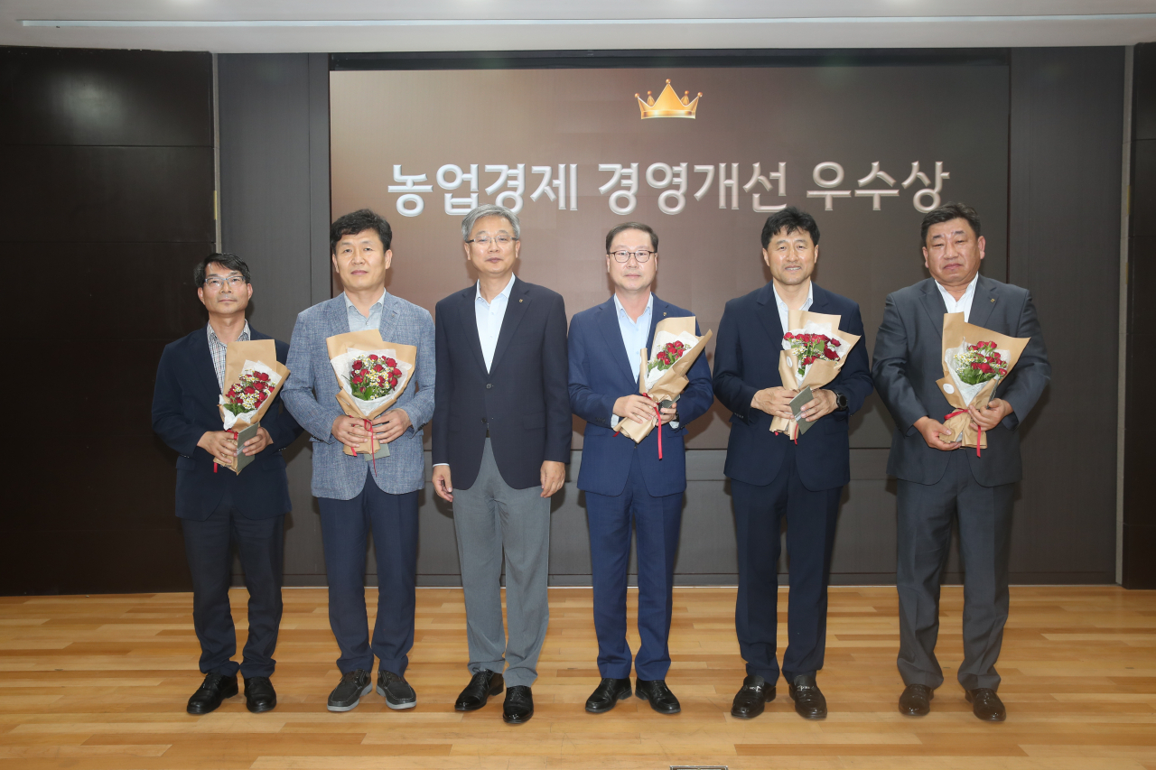 농협 농업경제지주 상반기 경영진도 분석회의에서 장철훈 농업경제대표이사(왼쪽 세 번째)가 수상자들과 기념촬영을 하고 있다. [농협 제공]
