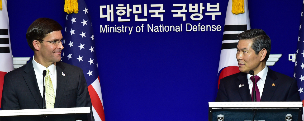 정경두 국방부 장관과 마크 에스퍼 미 국방부 장관이 지난해 11월 서울 용산 국방부 청사에서 열린 공동기자회견에서 발언하고 있다.[연합]