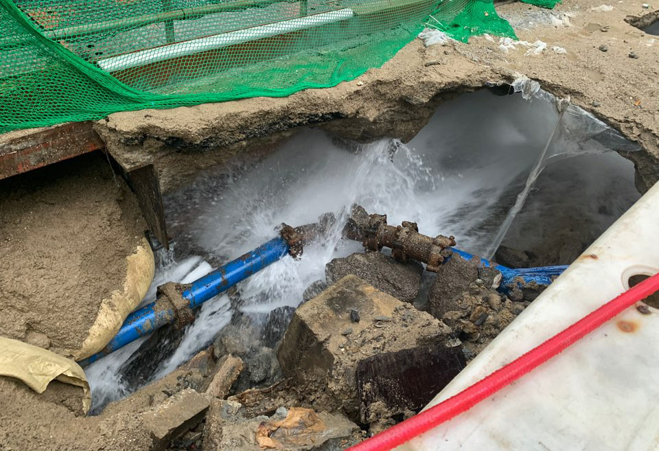 22일 부산 사상구 부산지하철 1공구 공사 구간에서 상수관과 배수관이 터지면서 3ｍ 높이 물기둥이 5분간 솟아올랐다. 그 여파로 대형 싱크홀 2개 발생해 현장 관계자 등이 복구 작업을 벌이고 있다. 사진은 지하철 공사 구간 싱크홀. [연합]