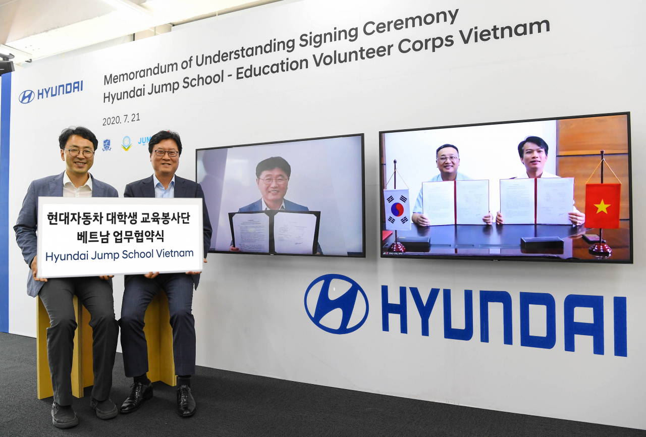 현대차가 베트남 교육사회공헌사업 MOU 체결한 후 사단법인 점프 이의헌 대표(사진 왼쪽부터), 현대차그룹 이병훈 상무, 현대차 이영택 전무, 베트남 국립하노이대학교 투 안민(Do Tuan Minh) 학장, 베트남평화봉사단 던 뚜언 프엉(Don Tuan Phuong) 대표가 기념사진을 촬영하고 있다. 이번 체결식은 국과 베트남 간 온라인 화상 회의 방식으로 진행됐다.