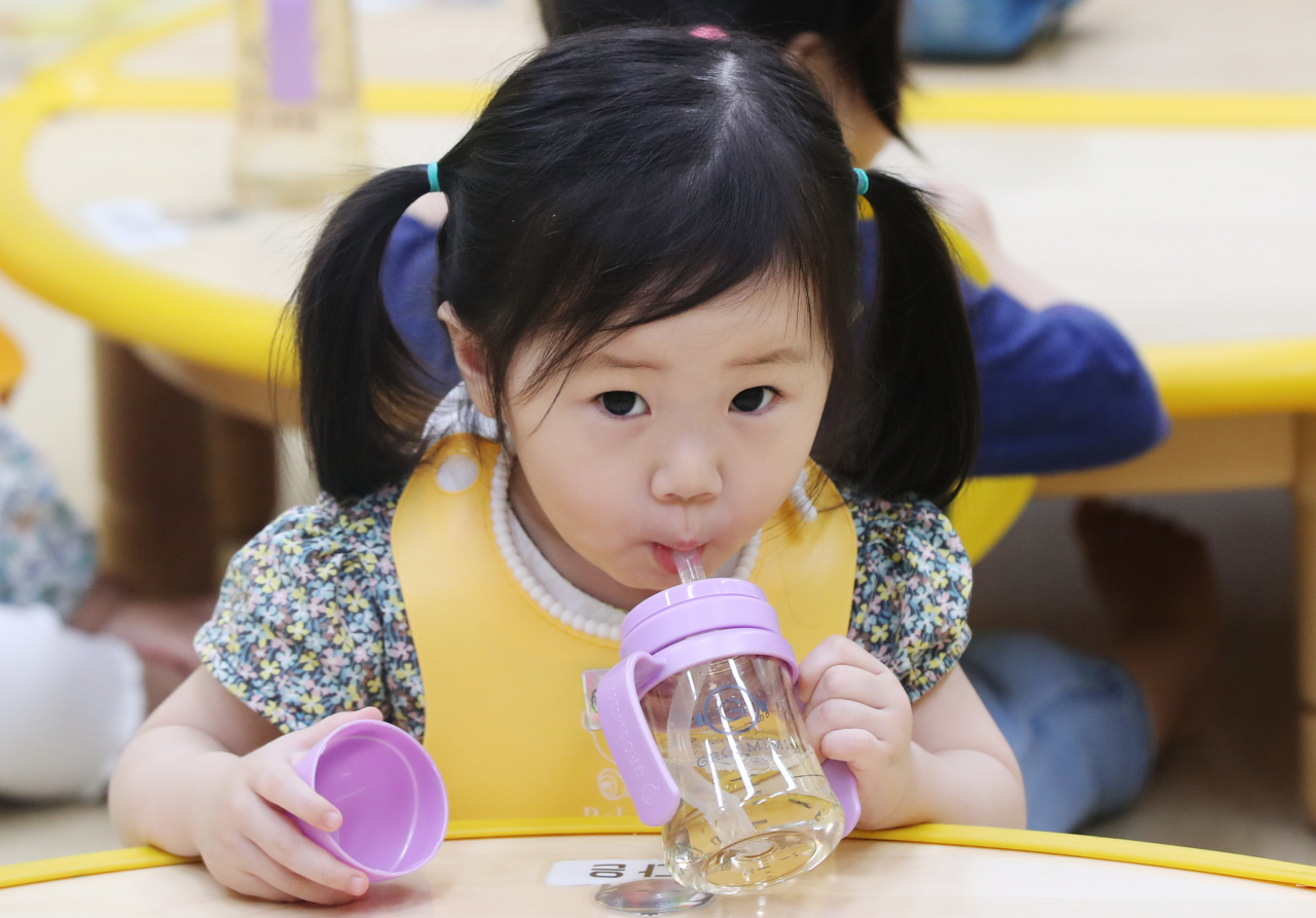 지난 달 30일 오전 광주 북구청 어린이집에서 북구청 행정지원과 직원들이 어린이들의 급식 점검에 나선 가운데 어린이들이 물을 마시며 점심 식사를 기다리고 있다. [연합]