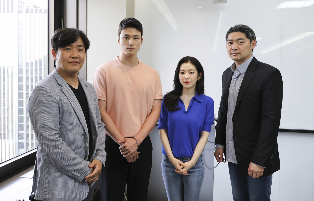 KT는 KT 오리지널 영화 '더블패티'가 올해 연말 극장에서 개봉된다고 22일 밝혔다. 사진은 대본 리딩에 참석한 관계자가 기념 촬영을 하는 모습. 왼쪽부터 유현중 KT 모바일미디어사업담당, 배우 신승호, 배우 배주현(레드벨벳 아이린), 백승환 영화감독 [KT 제공]