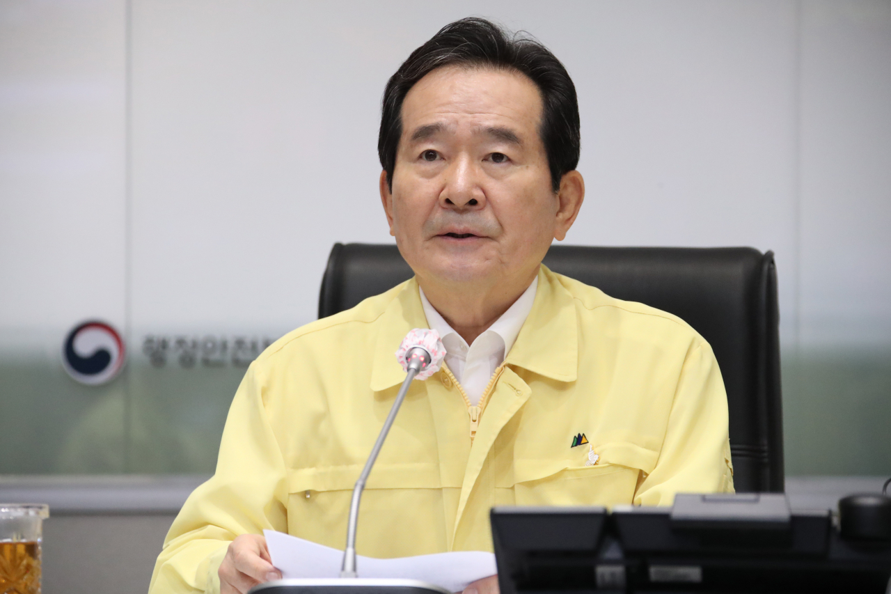 정세균 국무총리가 22일 정부서울청사 중앙재난안전상황실 서울상황센터에서 열린 코로나19 대응 중앙재난안전대책본부 회의를 주재하고 있다. ［연합］