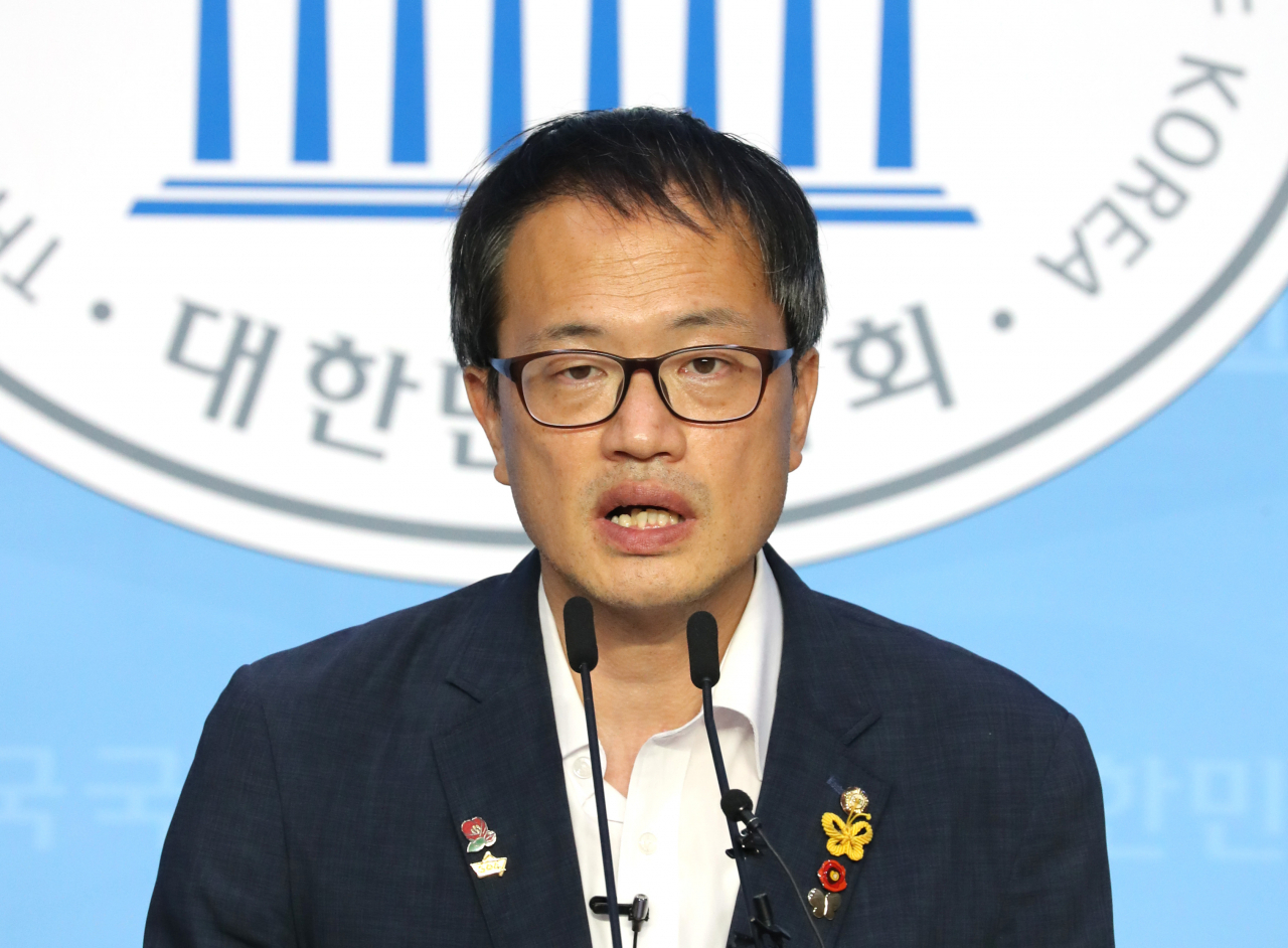 박주민 더불어민주당 의원이 21일 오후 서울 여의도 국회 소통관에서 기자회견을 열고 당 대표 출마를 선언하고 있다. [연합]
