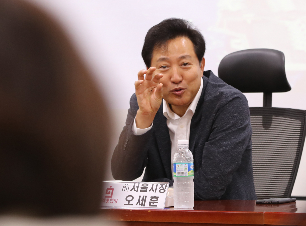 오세훈 전 서울시장이 22일 서울 여의도 국회 의원회관에서 열린 미래통합당 '명불허전 보수다' 초청 강연에 강사로 참석, 시작전 의원들과 대화하고 있다. 오 전 시장은 이날 '북핵·4차 산업혁명이 안보에 미치는 영향과 변화'를 주제로 강연했다. [연합]