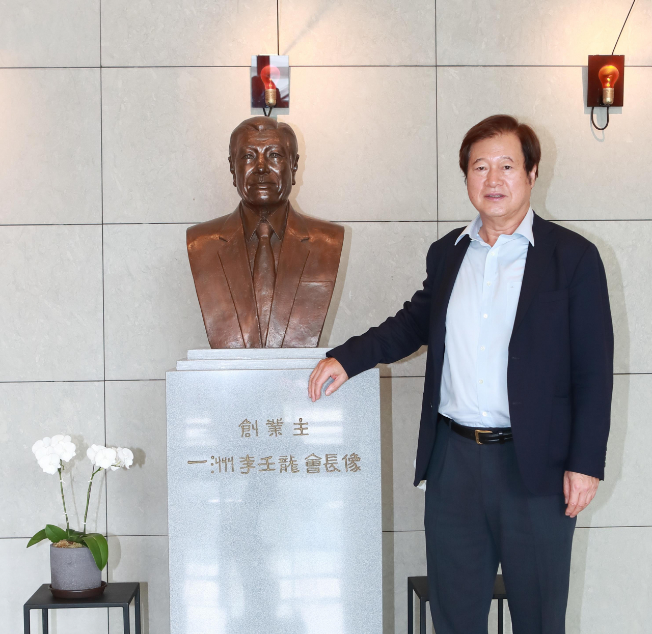 일주재단 허승조 이사장이 재단설립 30주년을 맞아 광화문 흥국생명빌딩 본사 1층에 위치한 이임용 초대 이사장 흉상 앞에서 기념촬영을 하고 있다. [태광그룹 제공]