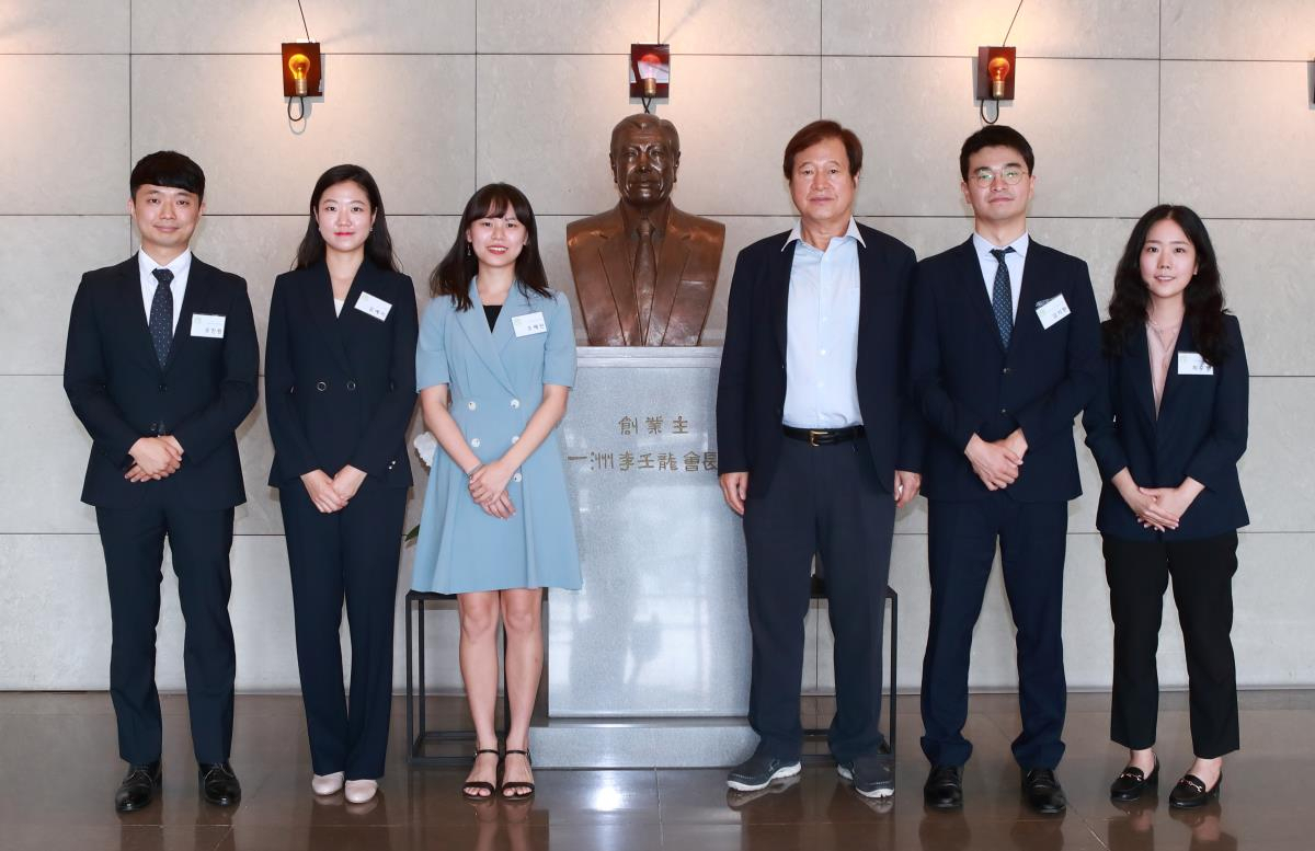 일주재단 허승조 이사장과 2020년도 해외박사 장학생들은 재단설립 30주년을 맞아 흥국생명빌딩 본사 1층에 위치한 이임용 초대 이사장 흉상 앞에서 기념촬영을 하고 있다. 오른쪽 세번째 허승조 이사장. [태광그룹 제공]
